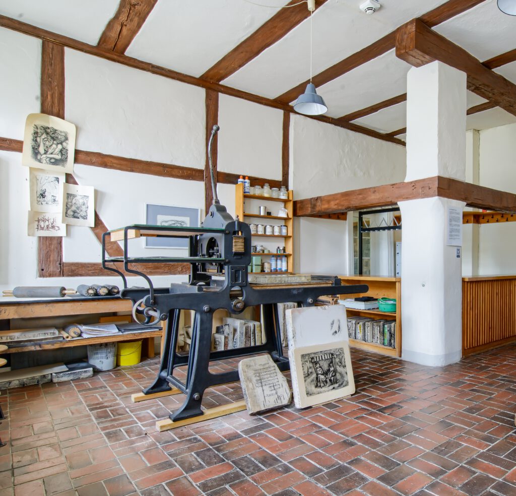Die rekonstruierte Werkstatt aus Groß Schretstacken mit der Druckerpresse von A. Paul Weber.