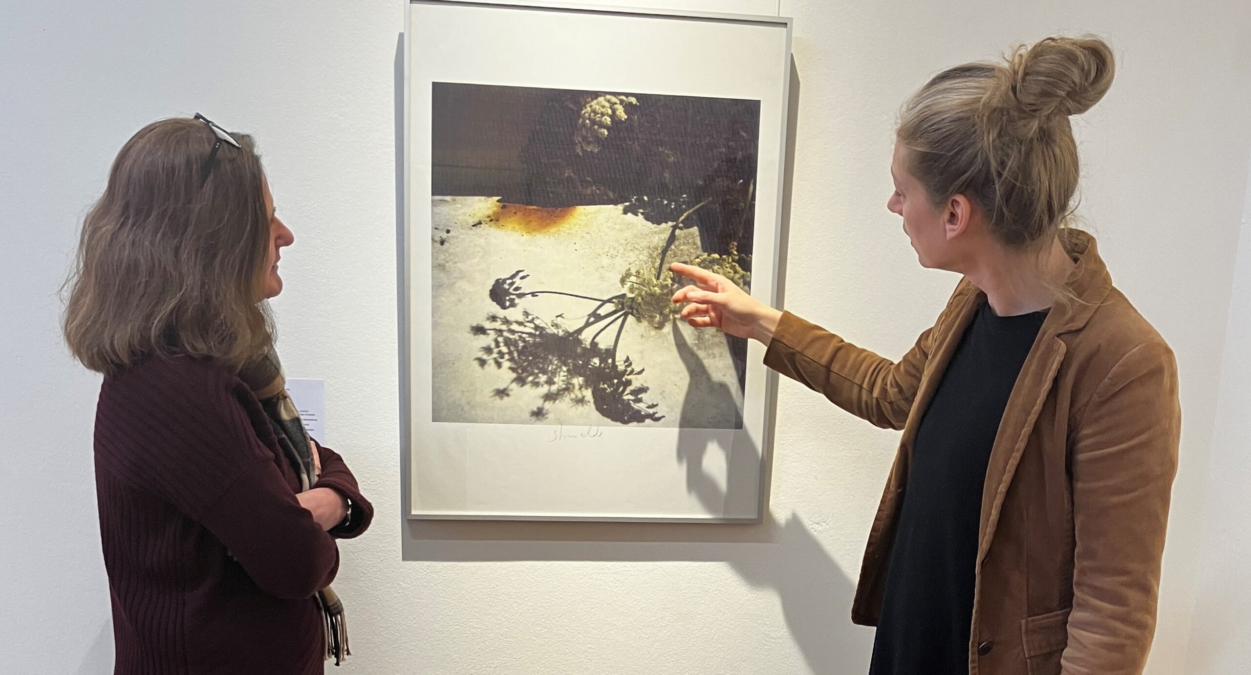 Dr. Anke Mührenberg, Leiterin des Museums und Susanne Petersen, Wissenschaftliche Mitarbeiterin vor einem Bild des Künstlers Strawalde.