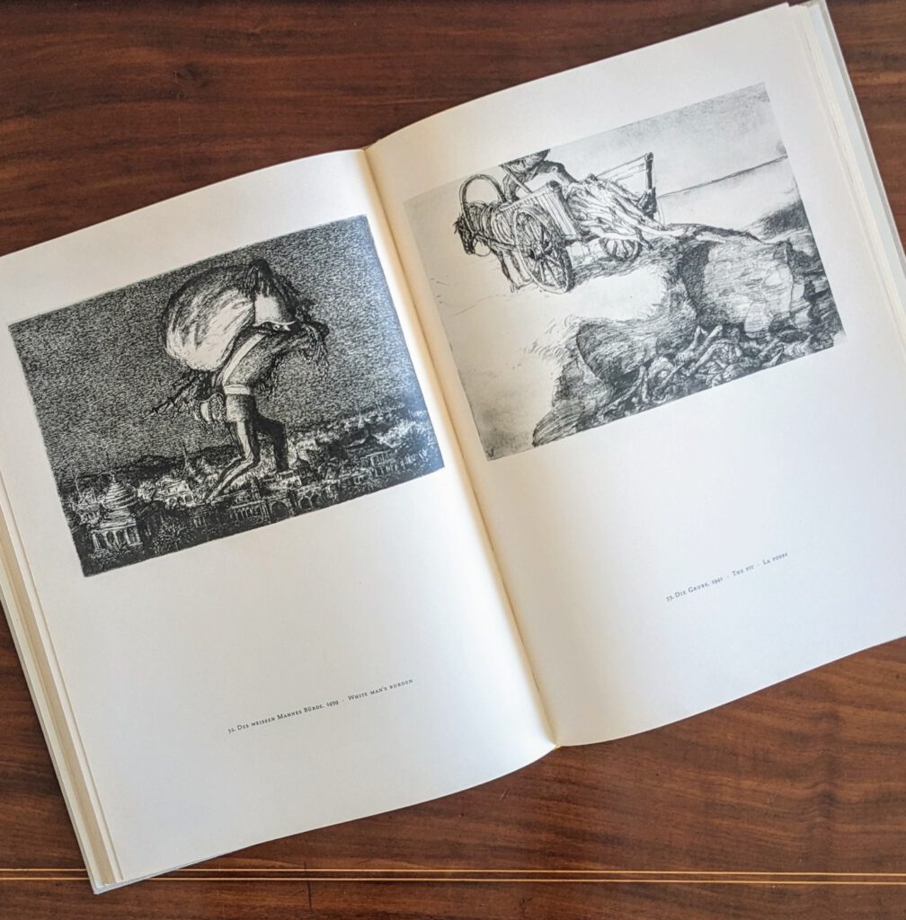 Ein aufgeschlagener Katalog mit Lithografien von A. Paul Weber.