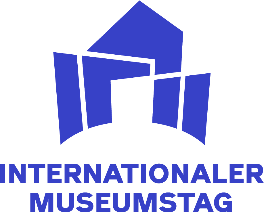 Einfarbig blaues Logo auf weißem Grund mit dem Schriftzug "Internationaler Museumstag" und einem stilisierten Tor oder Gebäudeeingang.